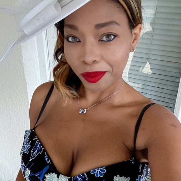 Meet your Posher, December - Picture 1 of 2